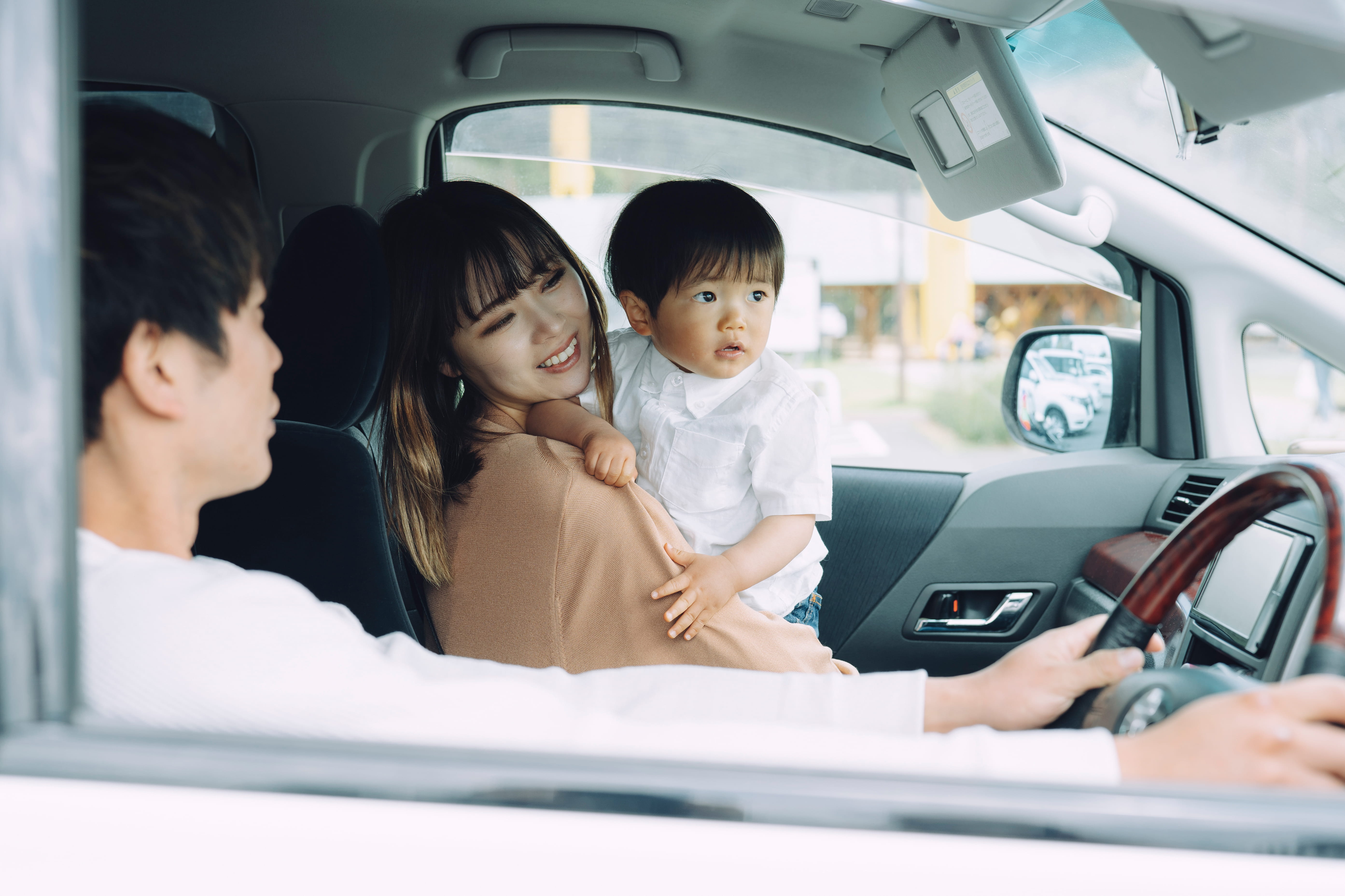 車内で話をする3人家族